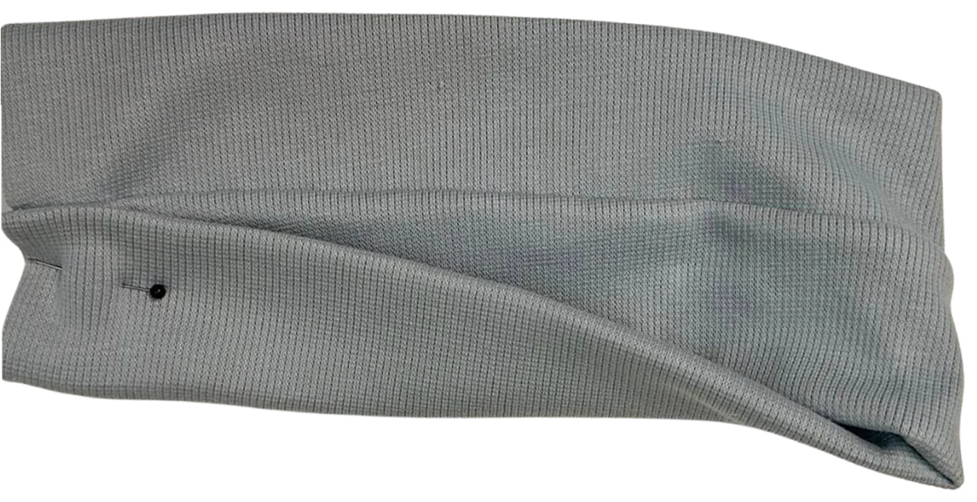Interlocked ends of the twist headband seen from above